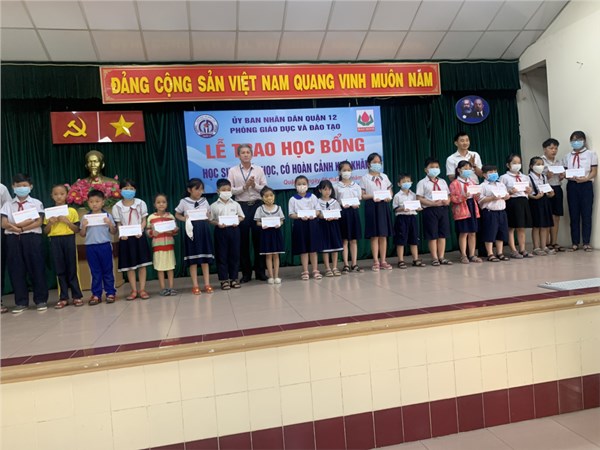 Lễ trao học bổng cho học sinh hiếu học, có hoàn cảnh khó khăn