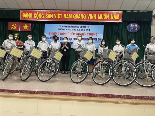 Nhằm giúp cho học sinh chăm ngoan, vượt khó trên địa bàn Quận 12, ngày 26 tháng 10 năm 2021 Phòng giáo dục và Đào tạo tổ chức chương trình “Tiếp sức đến trường”, trao tặng xe đạp cho 13 học sinh có hoàn cảnh khó khăn, chăm ngoan, vượt khó vào lớp 10 năm học 2021 - 2022.